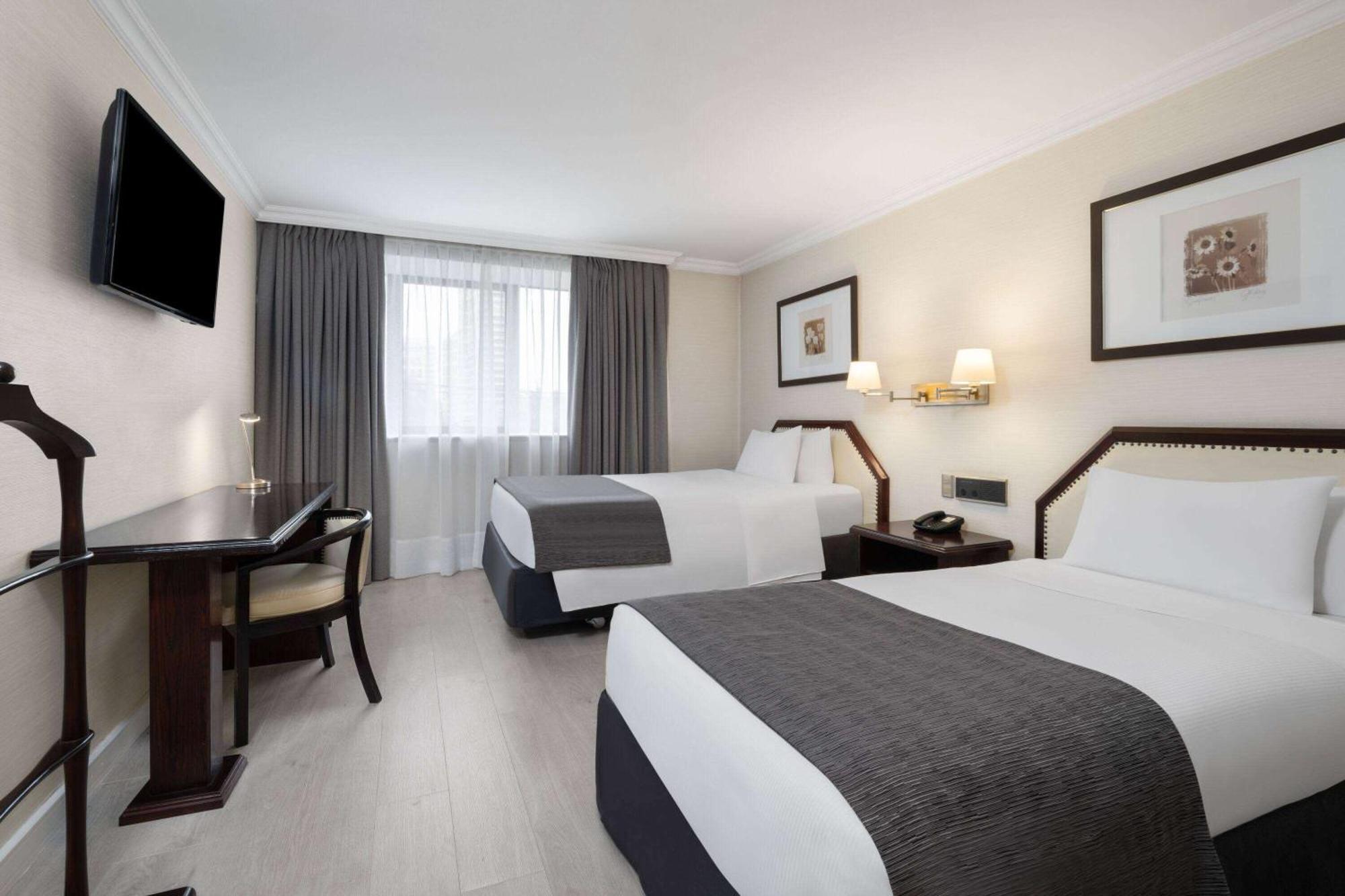 Wyndham Garden Santiago Kennedy Hotel Exterior photo